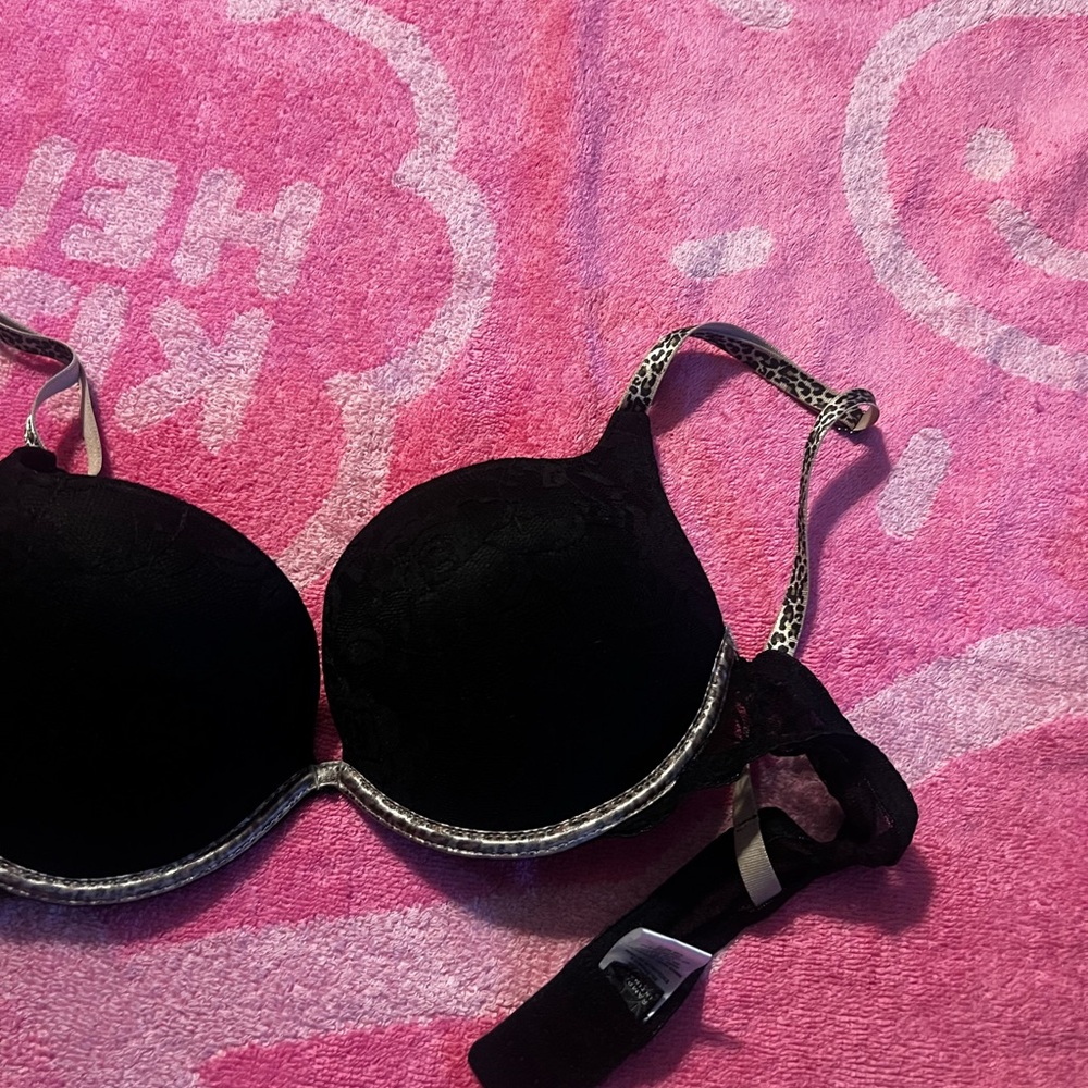 Chic Black Women's Bra with Patterned Straps